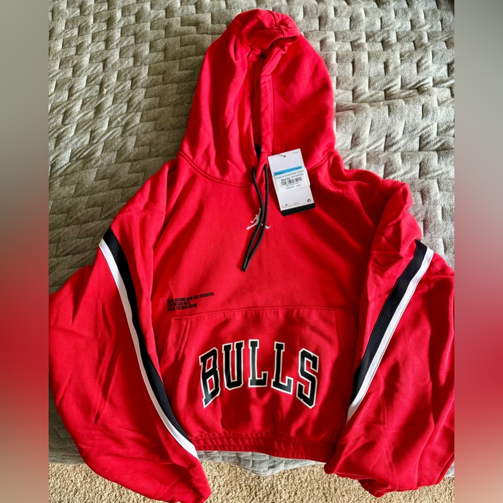 Women’s Red BULLS Hoodie with Sleeve Stripes, size M - NWT - official NBA.